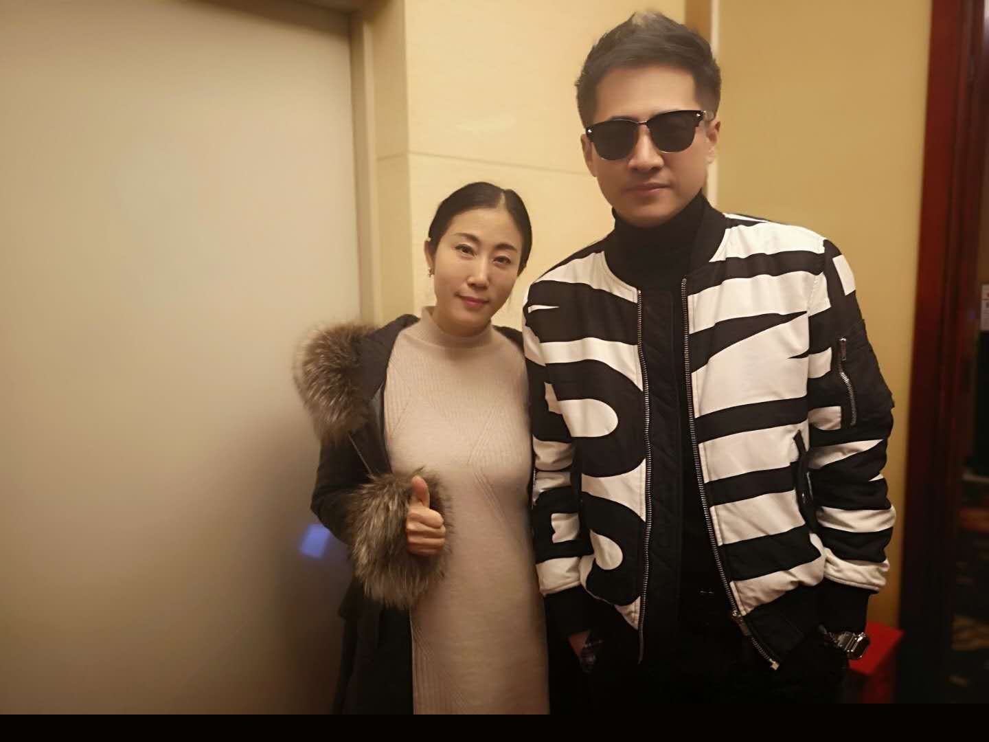 高潔與歌手海鳴威合影