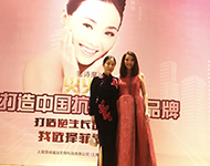 高潔與香港歌星，許秋怡合影